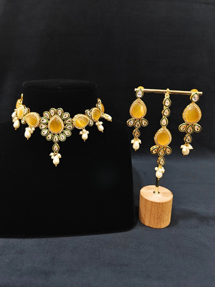 Close-up of an ornate traditional Peach Choker jewellery set and earrings and maangtikka with Kundan, Monalisa Stone, American Diamonds, Beads and Reverse American Diamonds and tumble stones. A graceful woman wearing a trending Colored Stone necklace for a 2026 wedding celebration. Elegant wedding jewelry look featuring a premium artificial Colored Stone necklace.