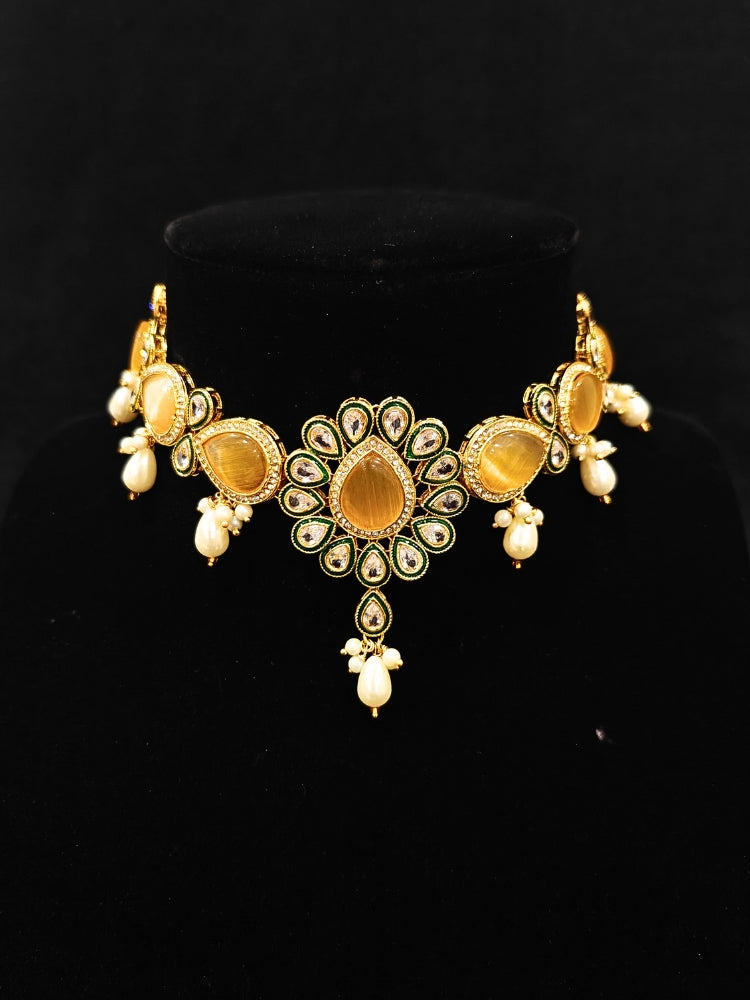 Close-up of an ornate traditional Peach Choker jewellery set and earrings and maangtikka with Kundan, Monalisa Stone, American Diamonds, Beads and Reverse American Diamonds and tumble stones. A graceful woman wearing a trending Colored Stone necklace for a 2026 wedding celebration. Elegant wedding jewelry look featuring a premium artificial Colored Stone necklace.