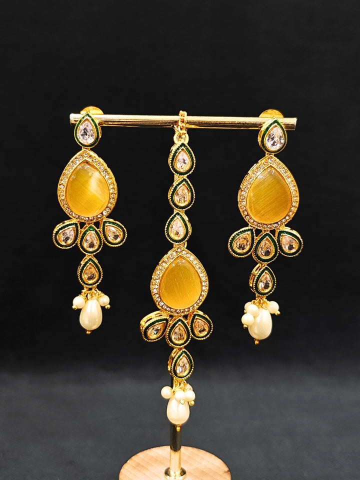 Close-up of an ornate traditional Peach Choker jewellery set and earrings and maangtikka with Kundan, Monalisa Stone, American Diamonds, Beads and Reverse American Diamonds and tumble stones. A graceful woman wearing a trending Colored Stone necklace for a 2026 wedding celebration. Elegant wedding jewelry look featuring a premium artificial Colored Stone necklace.