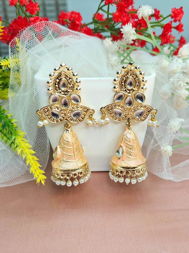Close-up of an ornate traditional Peach Meenakari Earrings with Pearls, Kundan and Meenakari. Close-up of anti-tarnish artificial Meenakari earrings for festive celebrations. Festive saree look completed with premium imitation Meenakari earrings.