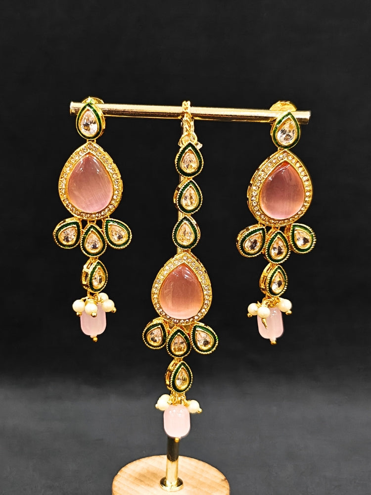 Close-up of an ornate traditional Pink Choker jewellery set and earrings and maangtikka with Kundan, Monalisa Stone, American Diamonds, Beads and Reverse American Diamonds and tumble stones. A graceful woman wearing a trending Colored Stone necklace for a 2026 wedding celebration. Elegant wedding jewelry look featuring a premium artificial Colored Stone necklace.