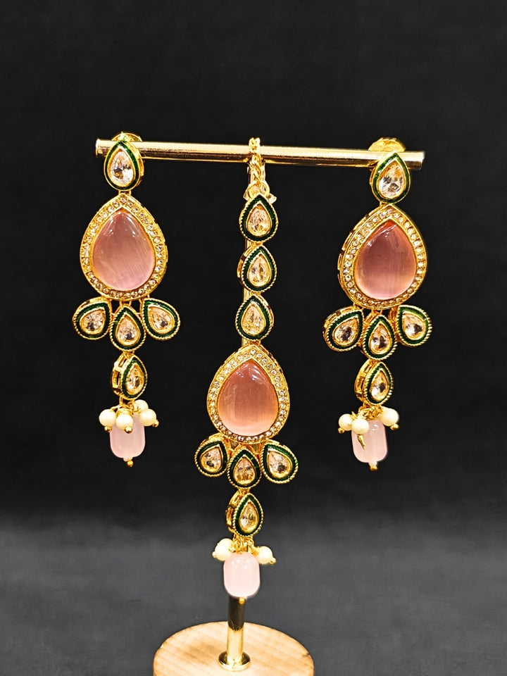 Close-up of an ornate traditional Pink Choker jewellery set and earrings and maangtikka with Kundan, Monalisa Stone, American Diamonds, Beads and Reverse American Diamonds and tumble stones. A graceful woman wearing a trending Colored Stone necklace for a 2026 wedding celebration. Elegant wedding jewelry look featuring a premium artificial Colored Stone necklace.