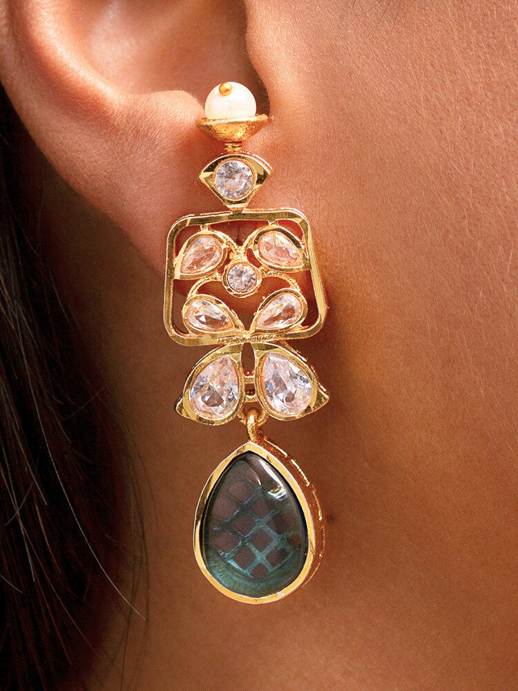 Close-up of a woman wearing an ornate traditional (Gold Polish) Blue Collar jewellery set and earrings with Diamond Polki, Monalisa Stone and Colored Stones. Wedding guest wearing a sparkling American diamond necklace with a saree. A graceful woman wearing a trending American diamond necklace for a 2026 wedding celebration.