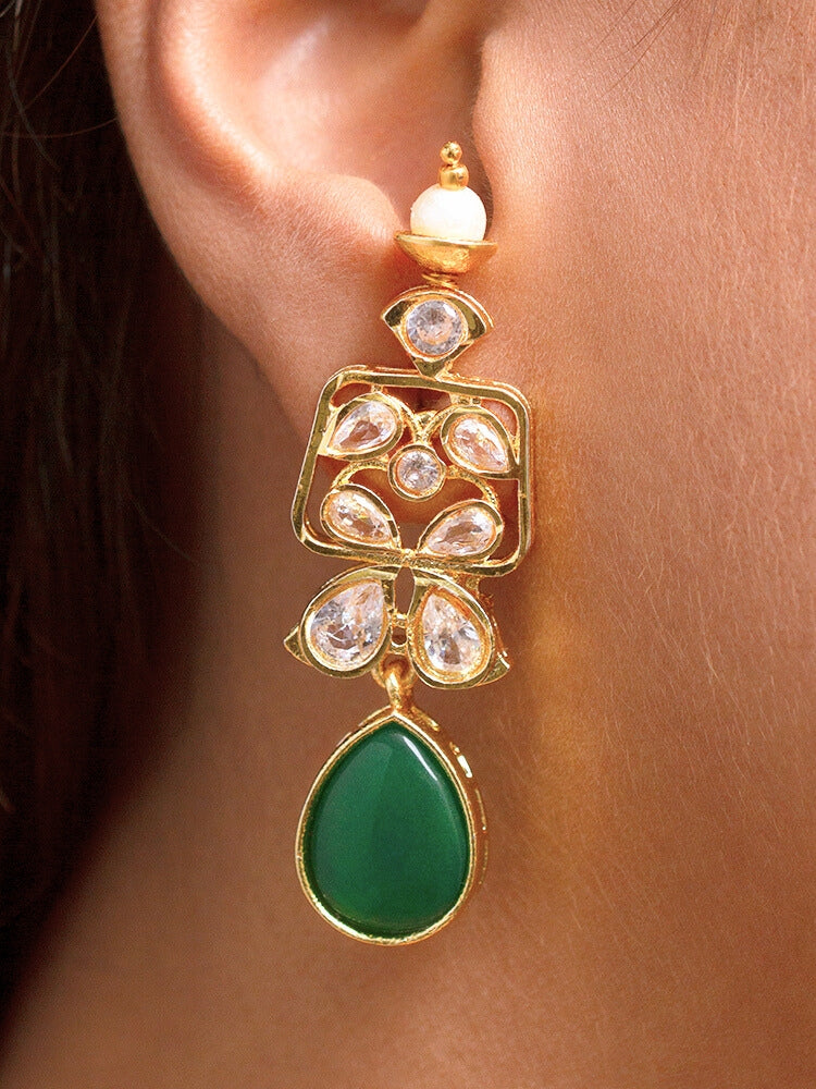 Close-up of a woman wearing an ornate traditional (Gold Polish) Dark Green Collar jewellery set and earrings with Diamond Polki, Monalisa Stone and Colored Stones. Wedding guest wearing a sparkling American diamond necklace with a saree. A graceful woman wearing a trending American diamond necklace for a 2026 wedding celebration.