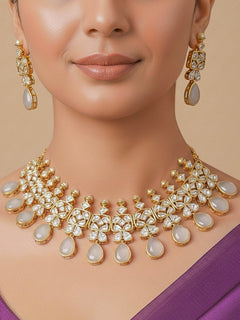 Close-up of a woman wearing an ornate traditional (Gold Polish) Grey Collar jewellery set and earrings with Diamond Polki, Monalisa Stone and Colored Stones. Wedding guest wearing a sparkling American diamond necklace with a saree. A graceful woman wearing a trending American diamond necklace for a 2026 wedding celebration.