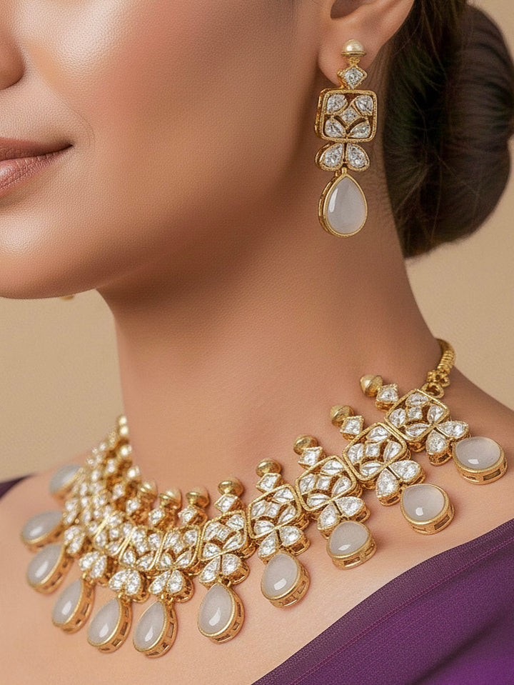 Close-up of a woman wearing an ornate traditional (Gold Polish) Grey Collar jewellery set and earrings with Diamond Polki, Monalisa Stone and Colored Stones. Wedding guest wearing a sparkling American diamond necklace with a saree. A graceful woman wearing a trending American diamond necklace for a 2026 wedding celebration.