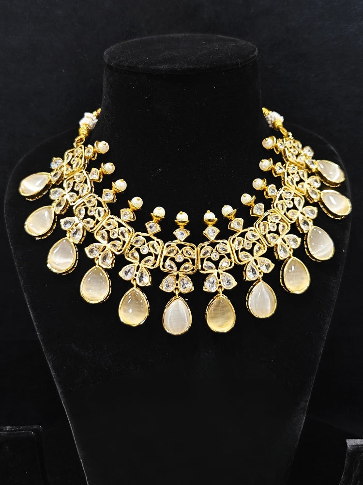 Close-up of an ornate traditional (Gold Polish) Grey Collar jewellery set and earrings with Diamond Polki, Monalisa Stone and Colored Stones. Wedding guest wearing a sparkling American diamond necklace with a saree. A graceful woman wearing a trending American diamond necklace for a 2026 wedding celebration.