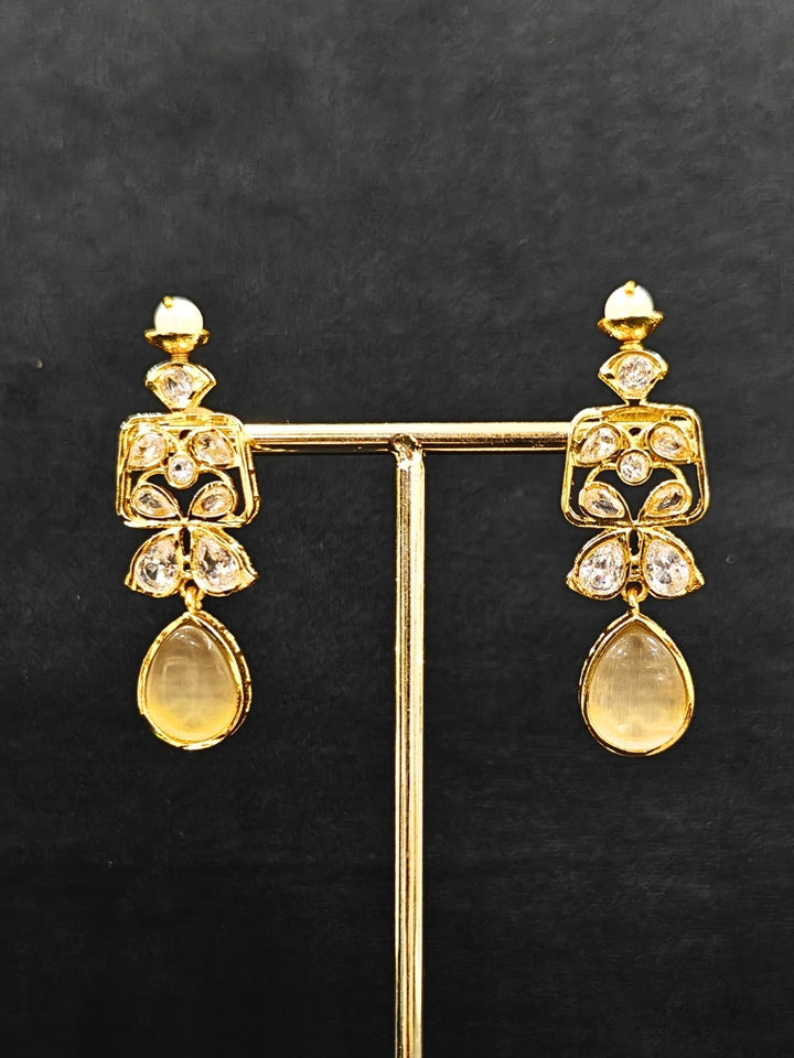 Close-up of an ornate traditional (Gold Polish) Grey Collar jewellery set and earrings with Diamond Polki, Monalisa Stone and Colored Stones. Wedding guest wearing a sparkling American diamond necklace with a saree. A graceful woman wearing a trending American diamond necklace for a 2026 wedding celebration.