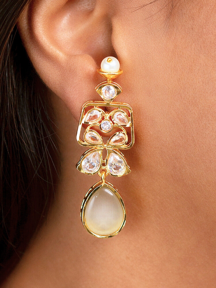 Close-up of a woman wearing an ornate traditional (Gold Polish) Grey Collar jewellery set and earrings with Diamond Polki, Monalisa Stone and Colored Stones. Wedding guest wearing a sparkling American diamond necklace with a saree. A graceful woman wearing a trending American diamond necklace for a 2026 wedding celebration.