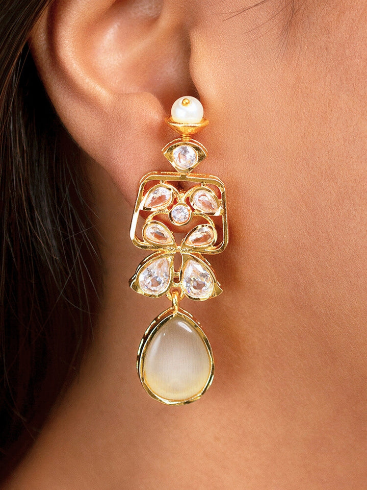 Close-up of a woman wearing an ornate traditional (Gold Polish) Grey Collar jewellery set and earrings with Diamond Polki, Monalisa Stone and Colored Stones. Wedding guest wearing a sparkling American diamond necklace with a saree. A graceful woman wearing a trending American diamond necklace for a 2026 wedding celebration.