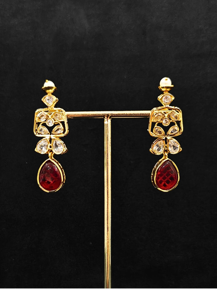 Close-up of an ornate traditional (Gold Polish) Multi-Color Collar jewellery set and earrings with Diamond Polki, Monalisa Stone and Colored Stones. Wedding guest wearing a sparkling American diamond necklace with a saree. A graceful woman wearing a trending American diamond necklace for a 2026 wedding celebration.
