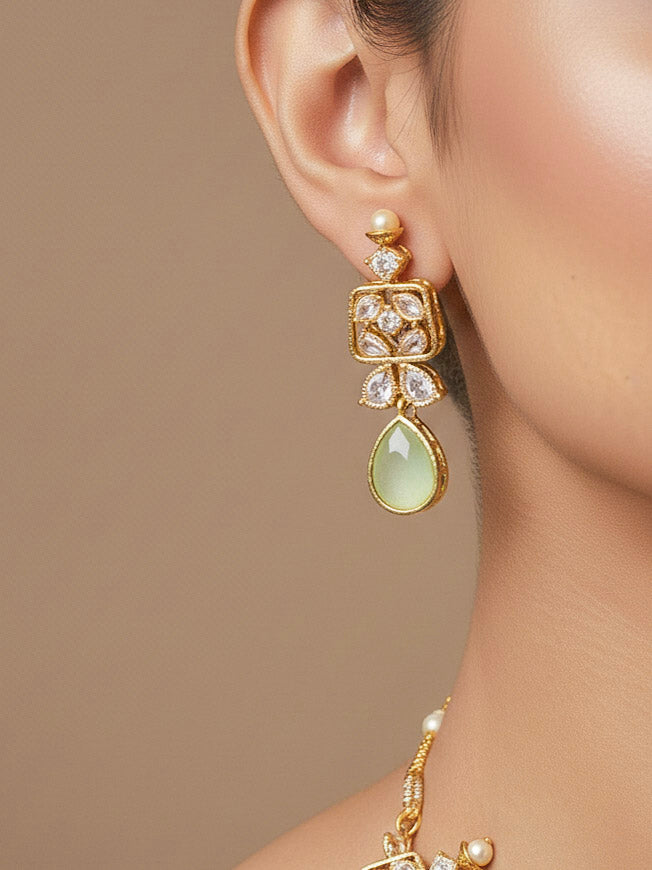 Close-up of a woman wearing an ornate traditional (Gold Polish) Parrot Green Collar jewellery set and earrings with Diamond Polki, Monalisa Stone and Colored Stones. Wedding guest wearing a sparkling American diamond necklace with a saree. A graceful woman wearing a trending American diamond necklace for a 2026 wedding celebration.