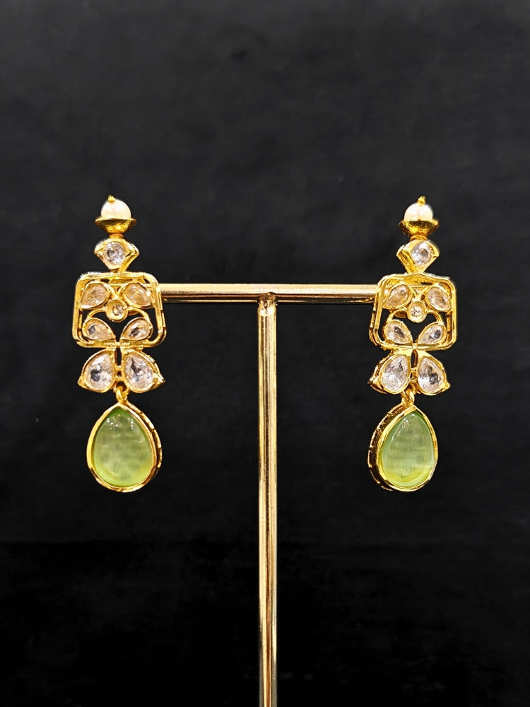 Close-up of an ornate traditional (Gold Polish) Parrot Green Collar jewellery set and earrings with Diamond Polki, Monalisa Stone and Colored Stones. Wedding guest wearing a sparkling American diamond necklace with a saree. A graceful woman wearing a trending American diamond necklace for a 2026 wedding celebration.
