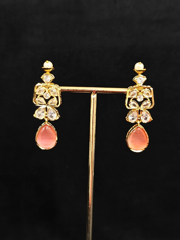 Close-up of an ornate traditional (Gold Polish) Pink Collar jewellery set and earrings with Diamond Polki, Monalisa Stone and Colored Stones. Wedding guest wearing a sparkling American diamond necklace with a saree. A graceful woman wearing a trending American diamond necklace for a 2026 wedding celebration.