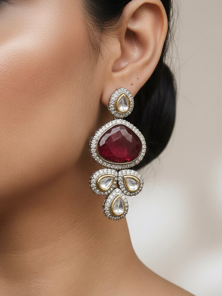  Close-up of a woman wearing an ornate traditional Red Collar Kundan jewellery set and earrings with American diamonds, Monalisa stone, Pearls, Kundan and Colored Stones. Festive Diwali outfit paired with a premium Kundan jewelry piece. Woman wearing trending Kundan artificial jewelry for wedding season in India.