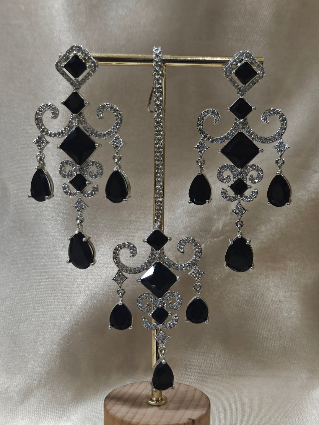 Close-up of an ornate Black Indo-Western Diamond Silver Collar jewellery set and earrings and maangtikka with American Diamond and Black Colored Stones. Bride-to-be styled in a premium American diamond artificial necklace for her reception party. Elegant wedding jewelry look featuring a premium artificial American diamond necklace.