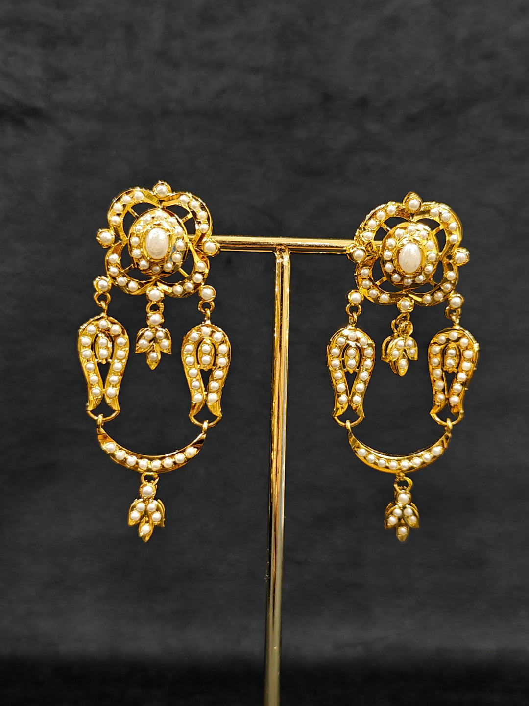 Close-up of an ornate traditional Choker white jadau gold jewellery set and jadau earrings with Pearl. Elegant reception look featuring a luxury Jadau artificial jewelry set. Close-up of high-quality Jadau artificial necklace craftsmanship.