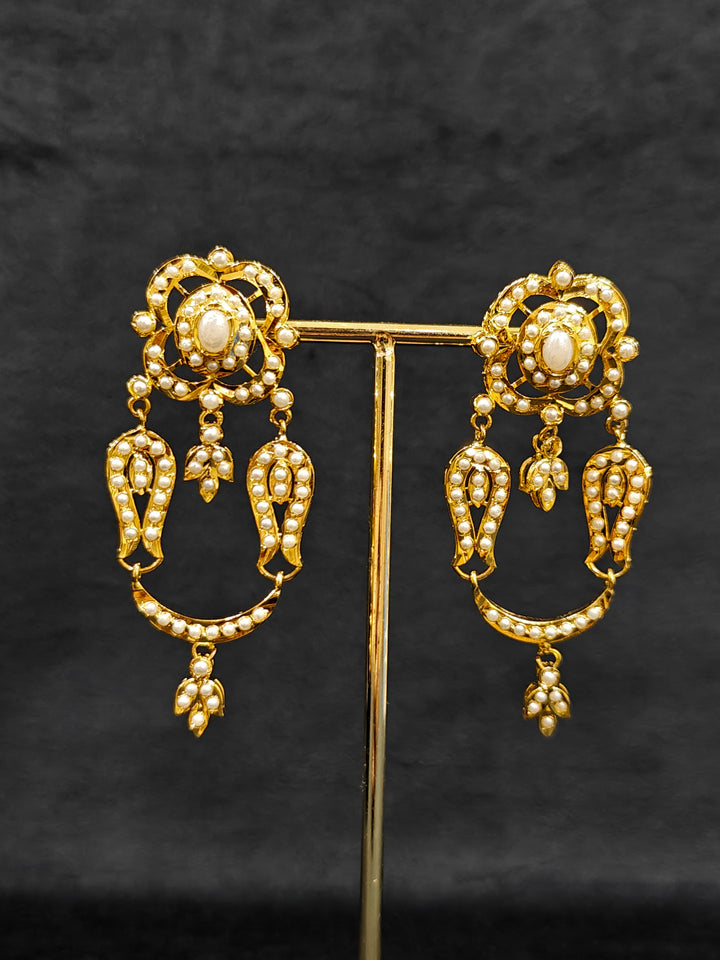 Close-up of an ornate traditional Choker white jadau gold jewellery set and jadau earrings with Pearl. Elegant reception look featuring a luxury Jadau artificial jewelry set. Close-up of high-quality Jadau artificial necklace craftsmanship.
