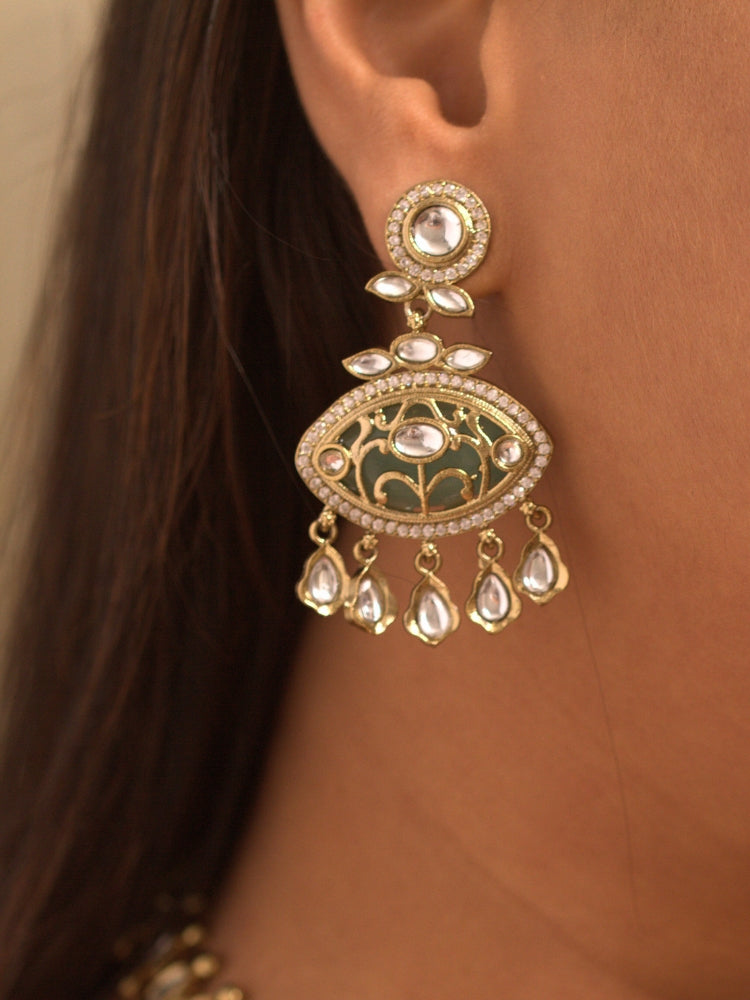Close-up of a woman wearing an ornate traditional (Mehendi Polish Antique Finish) Sea Green Collar jewellery set and earrings with Kundan, Monalisa Stone, Colored Stones and American Diamond. Woman wearing trending Kundan artificial jewelry for wedding season in India. Festive Diwali outfit paired with a premium Kundan jewelry piece.