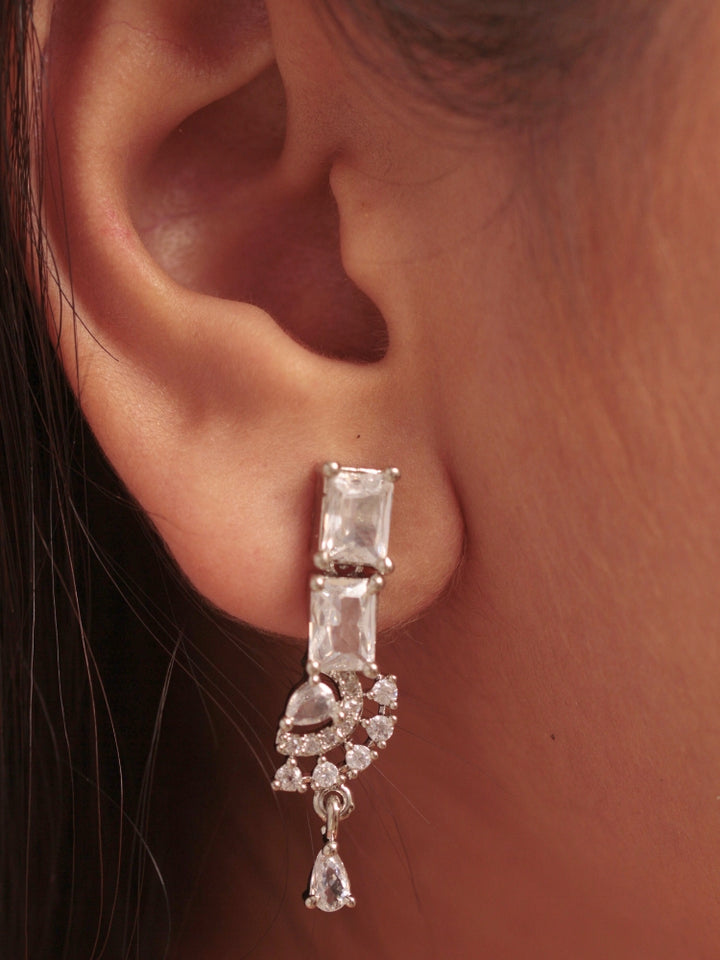 Elegant woman wearing a luxurious artificial diamond necklace with matching earrings, perfect for high-profile wedding receptions and formal galas. This high-end artificial diamond jewelry set combines style, elegance, and affordability for special occasions.