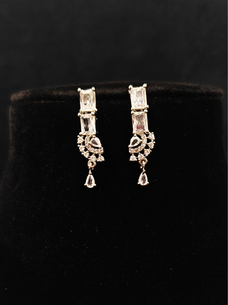 A traditional saree, wearing a gorgeous artificial diamond necklace paired with diamond earrings. This artificial diamond jewelry set offers a traditional yet modern touch for Indian brides, designed to add elegance and sophistication to any occasion.