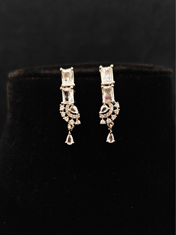 A traditional saree, wearing a gorgeous artificial diamond necklace paired with diamond earrings. This artificial diamond jewelry set offers a traditional yet modern touch for Indian brides, designed to add elegance and sophistication to any occasion.