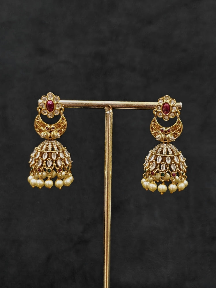 Close-up of an ornate traditional (Gold Polish) Choker jewellery set and earrings with American Diamond and Pearls. A woman wearing a luxury American diamond necklace set styled beautifully for a wedding guest look in India. Elegant wedding jewelry look featuring a premium artificial American diamond necklace.