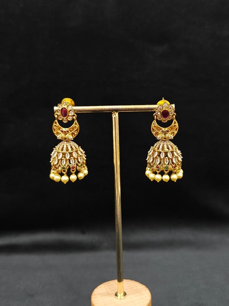 Close-up of an ornate traditional (Gold Polish) Choker jewellery set and earrings with American Diamond and Pearls. A woman wearing a luxury American diamond necklace set styled beautifully for a wedding guest look in India. Elegant wedding jewelry look featuring a premium artificial American diamond necklace.