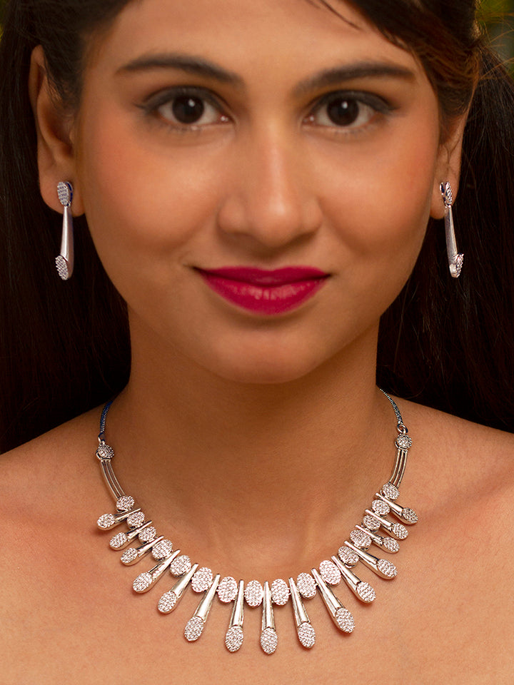 A woman showcasing a beautiful artificial diamond necklace and earrings set, ideal for festivals, family gatherings, and special celebrations in India. This elegant diamond jewelry provides the perfect blend of sparkle and tradition, with a modern twist.