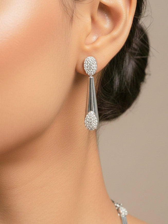 Close-up of a woman wearing an ornate Western (Silver Polish) Collar Diamond jewellery set and earrings with American Diamonds. Party wear outfit completed with a lightweight American diamond necklace. Perfect American Diamond necklace set for Parties and festivals