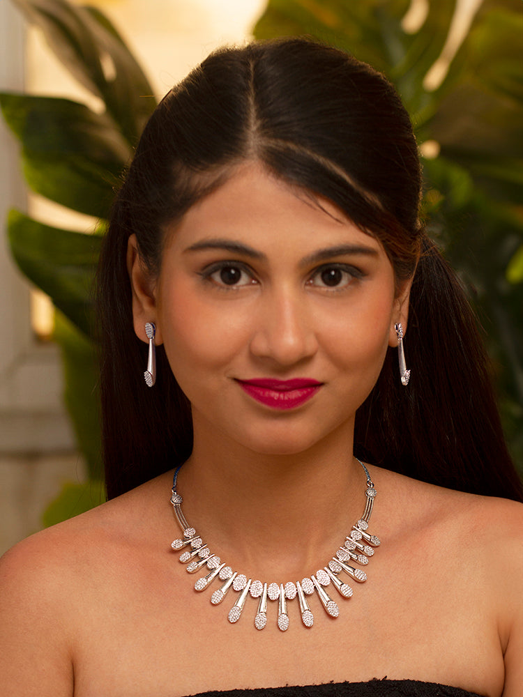 A woman in a traditional saree, wearing a gorgeous artificial diamond necklace paired with diamond earrings. This artificial diamond jewelry set offers a traditional yet modern touch for Indian brides, designed to add elegance and sophistication to any occasion.