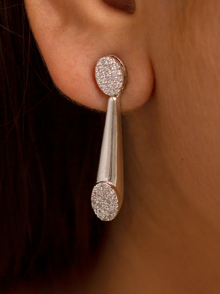 A woman showcasing a beautiful artificial diamond necklace and earrings set, the cascading pattern adds movement and brilliance, making it an ideal choice for weddings, evening events, parties, and special occasions. Designed to complement both traditional and modern outfits, this elegant jewelry set delivers timeless glamour and refined style.