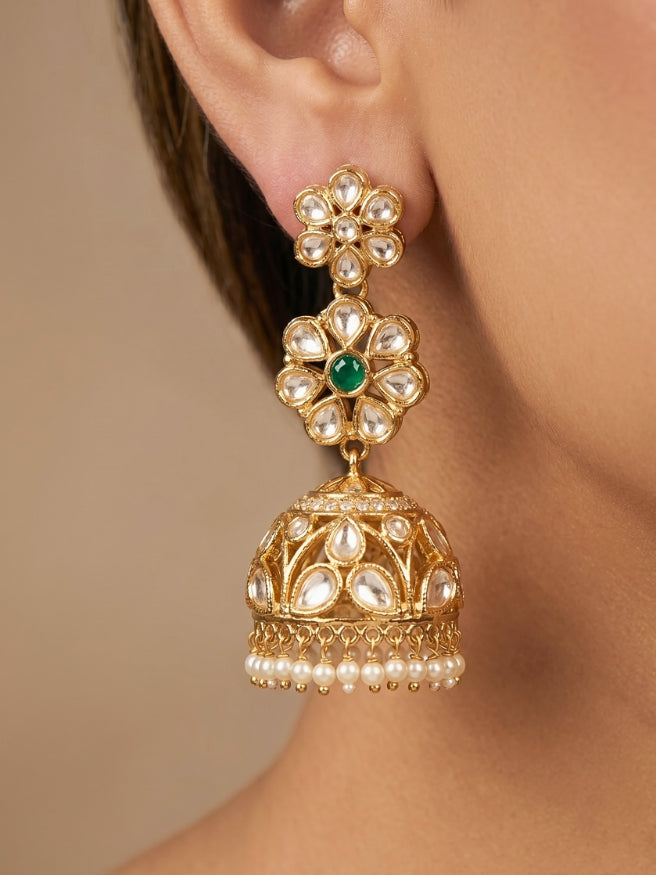 Close-up of a woman wearing an ornate traditional (Gold Polish) Green Long jewellery set and earrings with Polki, American Diamond and Pearl. Festive Diwali look enhanced with a premium Polki artificial necklace. Wedding guest outfit styled with an elegant Polki necklace set.Close-up of high-quality imitation Polki jewelry for bridal wear.
