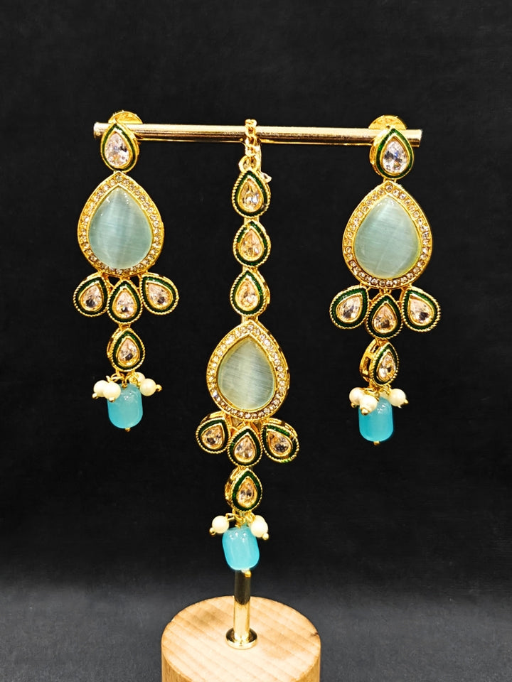 Close-up of an ornate traditional Sky Blue Choker jewellery set and earrings and maangtikka with Kundan, Monalisa Stone, American Diamonds, Beads and Reverse American Diamonds and tumble stones. A graceful woman wearing a trending Colored Stone necklace for a 2026 wedding celebration. Elegant wedding jewelry look featuring a premium artificial Colored Stone necklace.