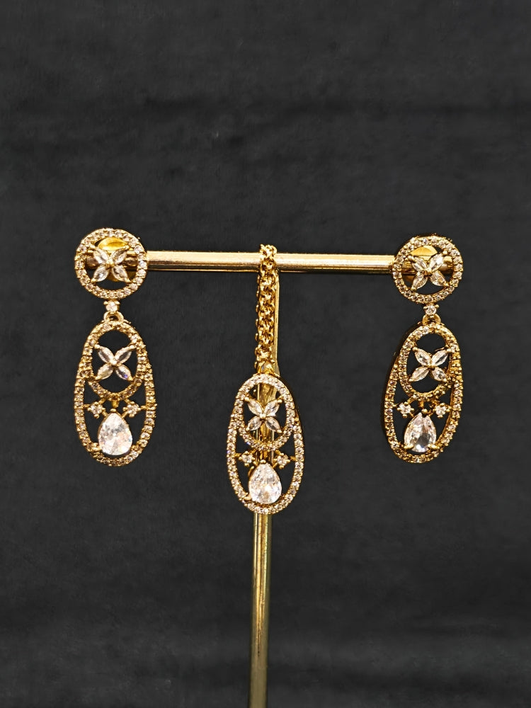 Close-up of an ornate Indo-Western American diamond Collar jewellery set, earrings and maangtikka with American diamond. A sparkling American diamond necklace for reception night.