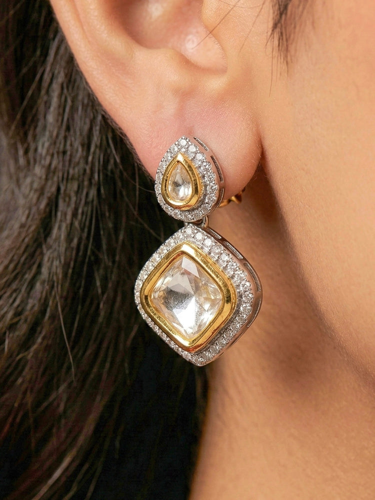 A women Wearing the Moissanite Susan Necklace Set—gold and silver Kundan necklace surrounded by American Diamonds, with matching earrings—gazing neutrally at the camera, effortlessly highlighting this luxury jewelry. Woman wearing trending Kundan artificial jewelry for wedding season in India. Festive saree styling with a premium artificial Kundan necklace.