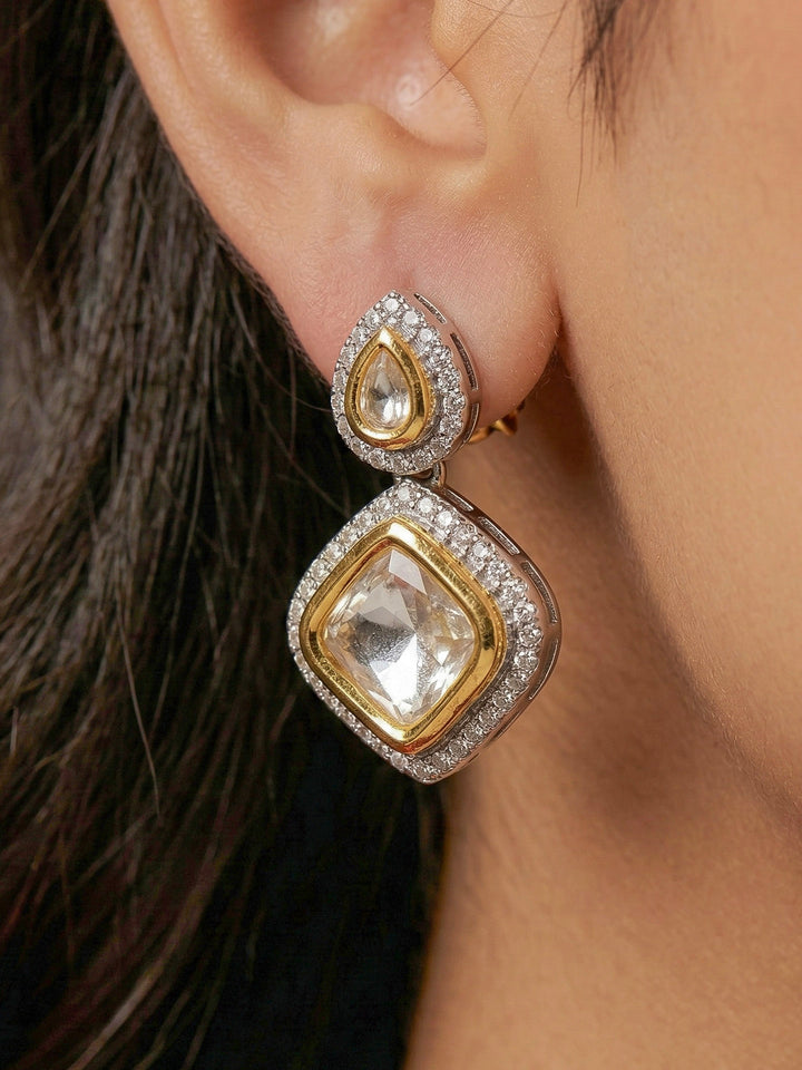 A women Wearing the Moissanite Susan Necklace Set—gold and silver Kundan necklace surrounded by American Diamonds, with matching earrings—gazing neutrally at the camera, effortlessly highlighting this luxury jewelry. Woman wearing trending Kundan artificial jewelry for wedding season in India. Festive saree styling with a premium artificial Kundan necklace.