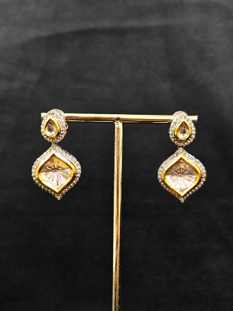 The Moissanite Susan Necklace Set—gold and silver Kundan necklace surrounded by American Diamonds, with matching earrings—gazing neutrally at the camera, effortlessly highlighting this luxury jewelry. Woman wearing trending Kundan artificial jewelry for wedding season in India. Festive saree styling with a premium artificial Kundan necklace.
