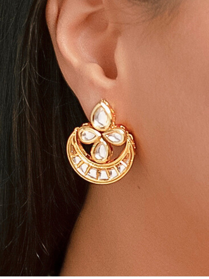 Close-up of a woman wearing an ornate traditional (Gold Polish) Collar Kundan jewellery set and earrings with Kundan. Wedding guest wearing a lightweight Kundan necklace for a festive function. Festive saree styling with a premium artificial Kundan necklace.
