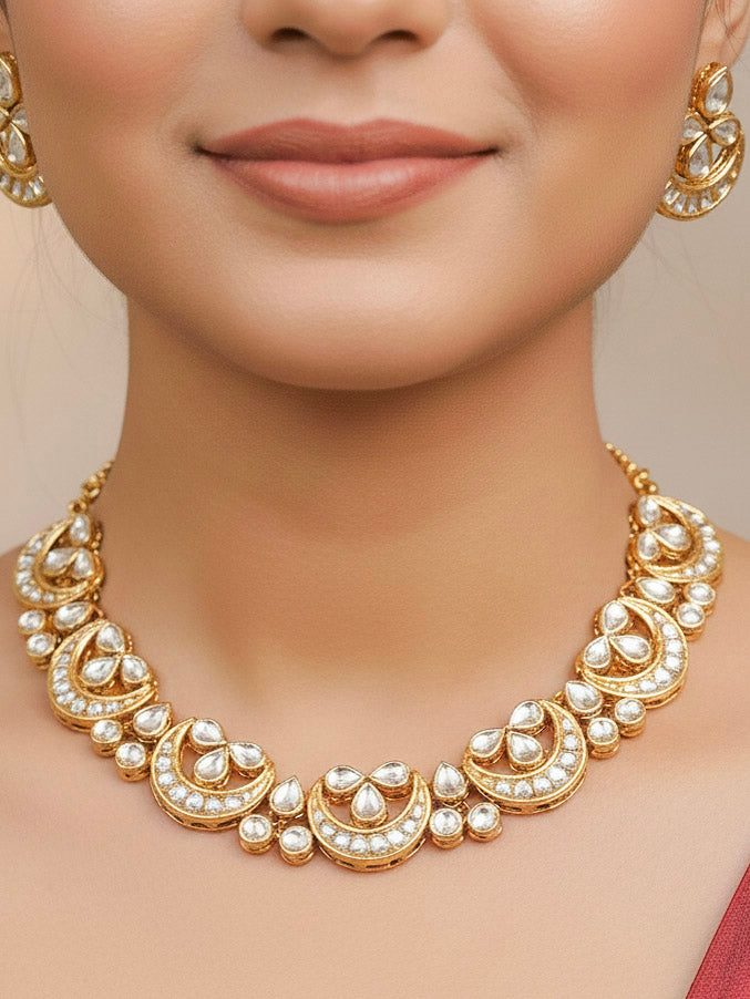 Close-up of a woman wearing an ornate traditional (Gold Polish) Collar Kundan jewellery set and earrings with Kundan. Wedding guest wearing a lightweight Kundan necklace for a festive function. Festive saree styling with a premium artificial Kundan necklace.
