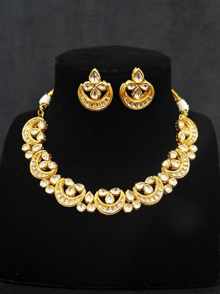Close-up of an ornate traditional (Gold Polish) Collar Kundan jewellery set and earrings with Kundan. Wedding guest wearing a lightweight Kundan necklace for a festive function. Festive saree styling with a premium artificial Kundan necklace.