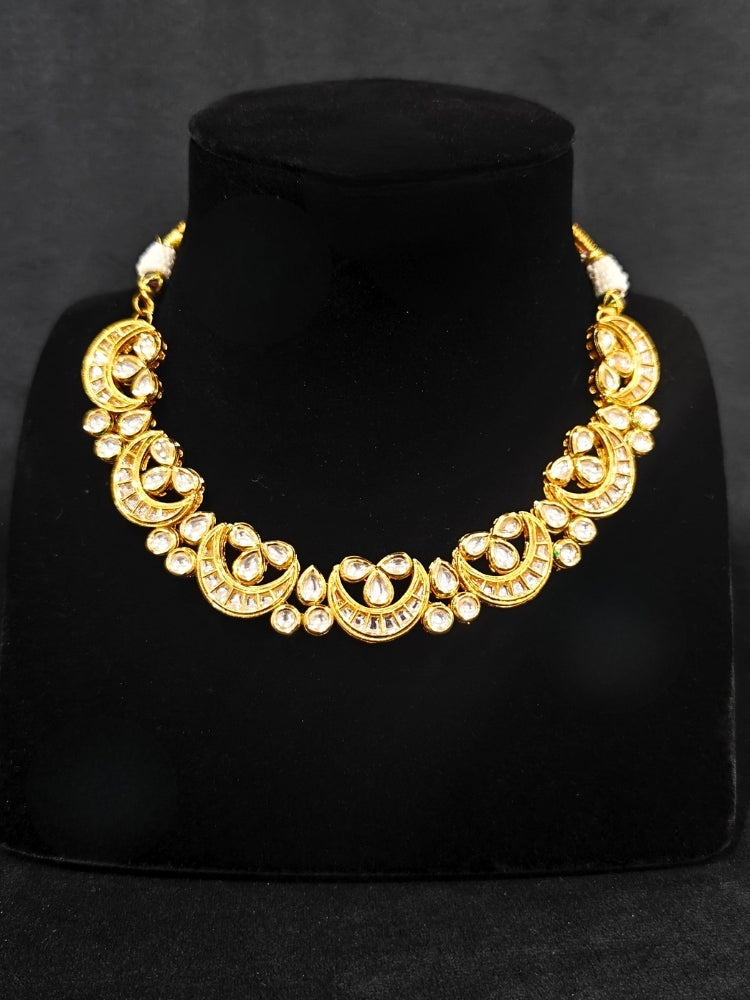 Close-up of an ornate traditional (Gold Polish) Collar Kundan jewellery set and earrings with Kundan. Wedding guest wearing a lightweight Kundan necklace for a festive function. Festive saree styling with a premium artificial Kundan necklace.