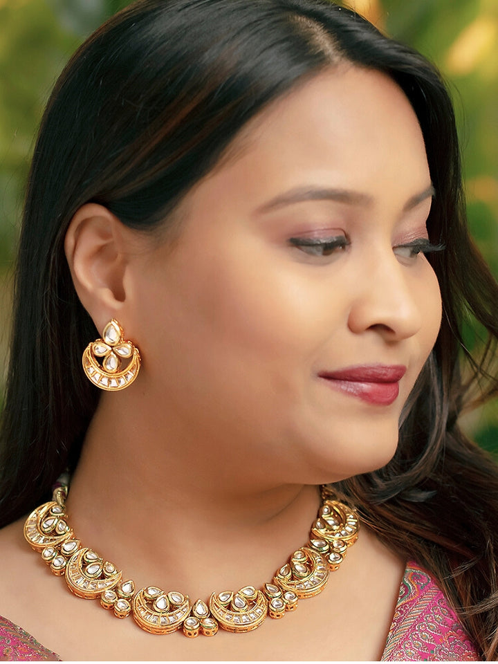 Close-up of a woman wearing an ornate traditional (Gold Polish) Collar Kundan jewellery set and earrings with Kundan. Wedding guest wearing a lightweight Kundan necklace for a festive function. Festive saree styling with a premium artificial Kundan necklace.