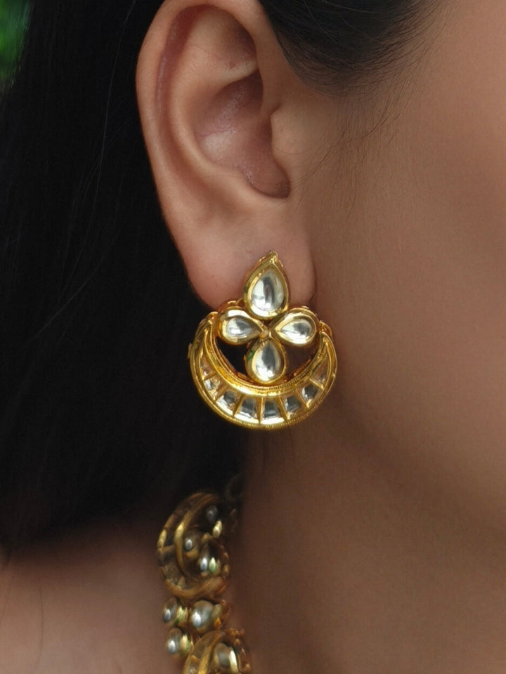 Close-up of a woman wearing an ornate traditional (Gold Polish) Collar Kundan jewellery set and earrings with Kundan. Wedding guest wearing a lightweight Kundan necklace for a festive function. Festive saree styling with a premium artificial Kundan necklace.