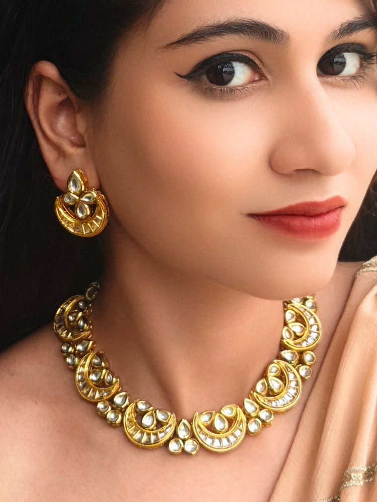 Close-up of a woman wearing an ornate traditional (Gold Polish) Collar Kundan jewellery set and earrings with Kundan. Wedding guest wearing a lightweight Kundan necklace for a festive function. Festive saree styling with a premium artificial Kundan necklace.