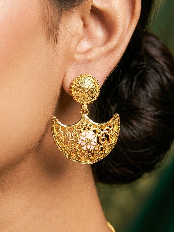 Close-up of a woman wearing an ornate traditional Meenakari gold Collar jewellery set and earrings with Filigree Work and Meenakari. Festive celebration look enhanced with traditional Meenakari jewelry. Close-up of detailed enamel craftsmanship in Meenakari jewelry.