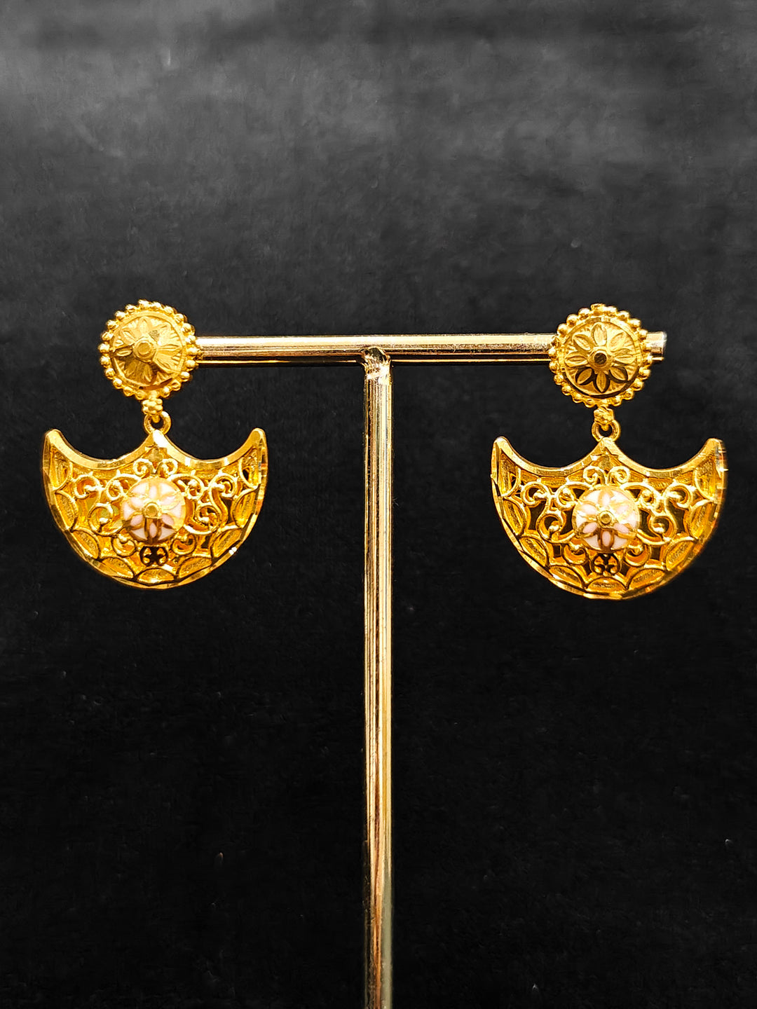 Close-up of an ornate traditional Meenakari gold Collar jewellery set and earrings with Filigree Work and Meenakari. Festive celebration look enhanced with traditional Meenakari jewelry. Close-up of detailed enamel craftsmanship in Meenakari jewelry.