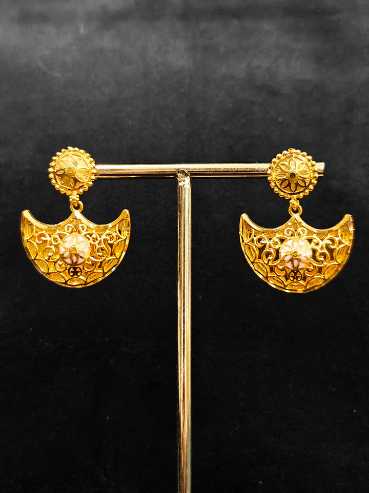 Close-up of an ornate traditional Meenakari gold Collar jewellery set and earrings with Filigree Work and Meenakari. Festive celebration look enhanced with traditional Meenakari jewelry. Close-up of detailed enamel craftsmanship in Meenakari jewelry.