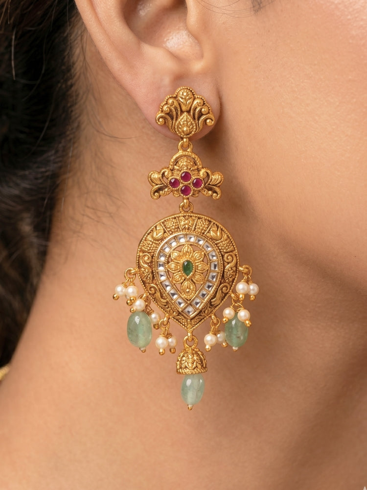Close-up of a women wearing an ornate traditional (Gold Polish) Collar jewellery set and earrings with American Diamond, Tumble Beads and Polki. Woman wearing a luxury artificial American Diamond jewelry set styled for an Indian wedding celebration. Traditional Indian bridal look featuring a premium imitation American Diamond jewelry set.