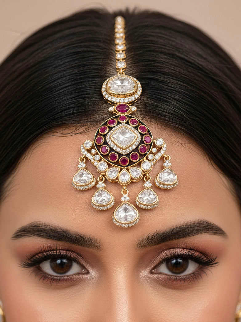  Close-up of a woman wearing an ornate traditional Meenakari Green and Pink Collar jewellery set and earrings and maangtikka with Pink Colored Stones, Uncut Kundan, American Diamond and Meenakari. Bride wearing a colorful Meenakari artificial necklace set for her wedding ceremony. Close-up of intricate Meenakari detailing in imitation bridal jewelry.